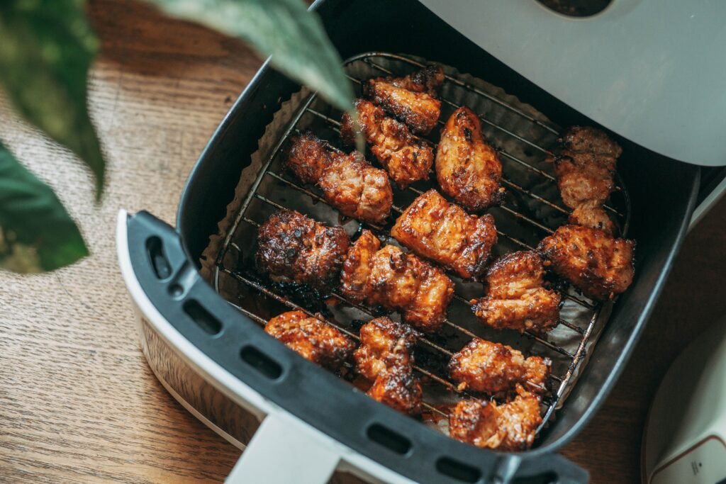 Air fryer com batatas fritas na cozinha – melhores air fryers 2026