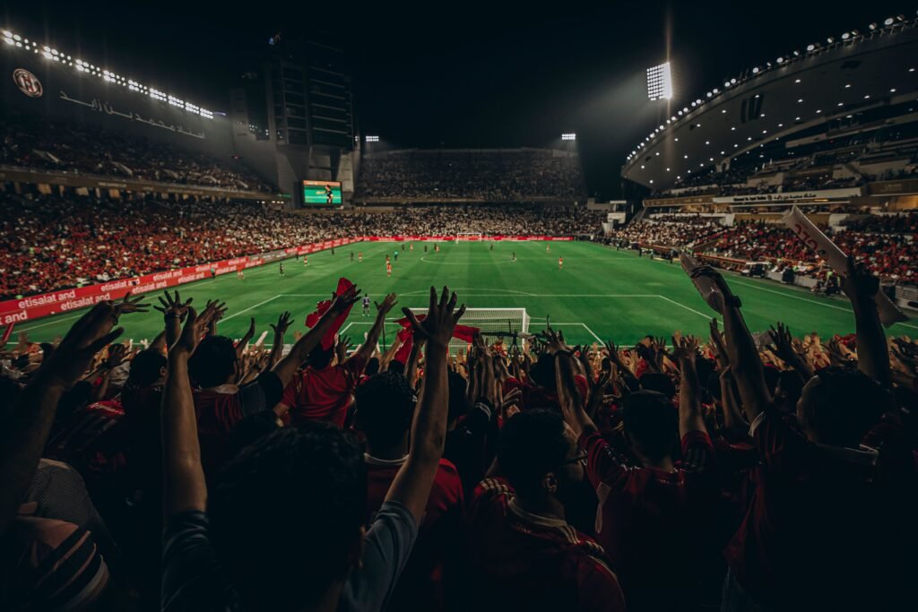 Estádio de futebol lotado à noite, ilustrando a prévia de Náutico x Vila Nova pela Série B