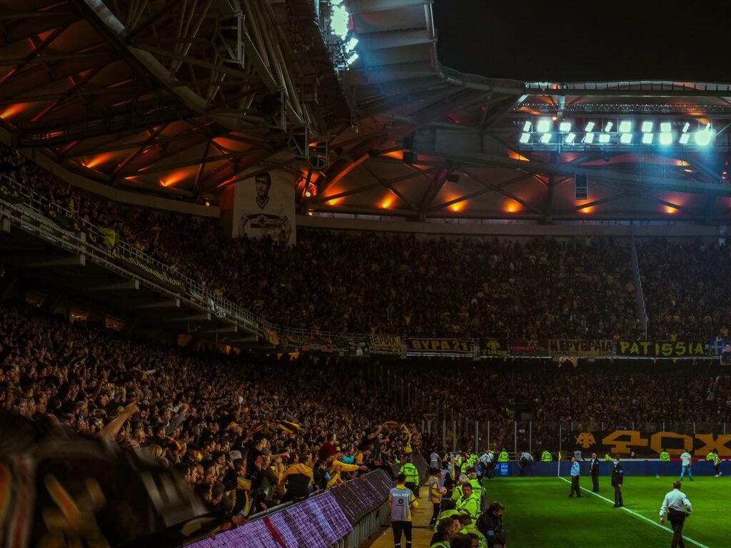Estádio de futebol lotado à noite, ilustrando a vitória do Vila Nova sobre o Náutico nos Aflitos