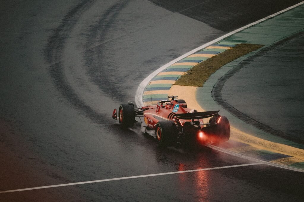 Carro de corrida em pista molhada – resultado do GP do Bahrein 2026 em Sepang