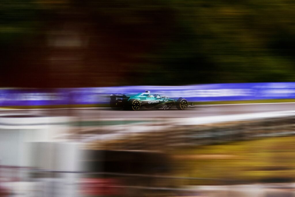 Carro de Fórmula 1 na pista - GP do Bahrein em Sepang