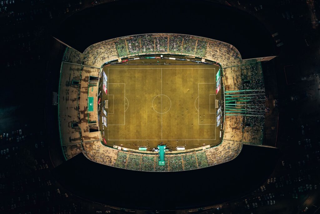 Estádio de futebol lotado à noite – prévia Vila Nova x Cuiabá pela Série B 2026