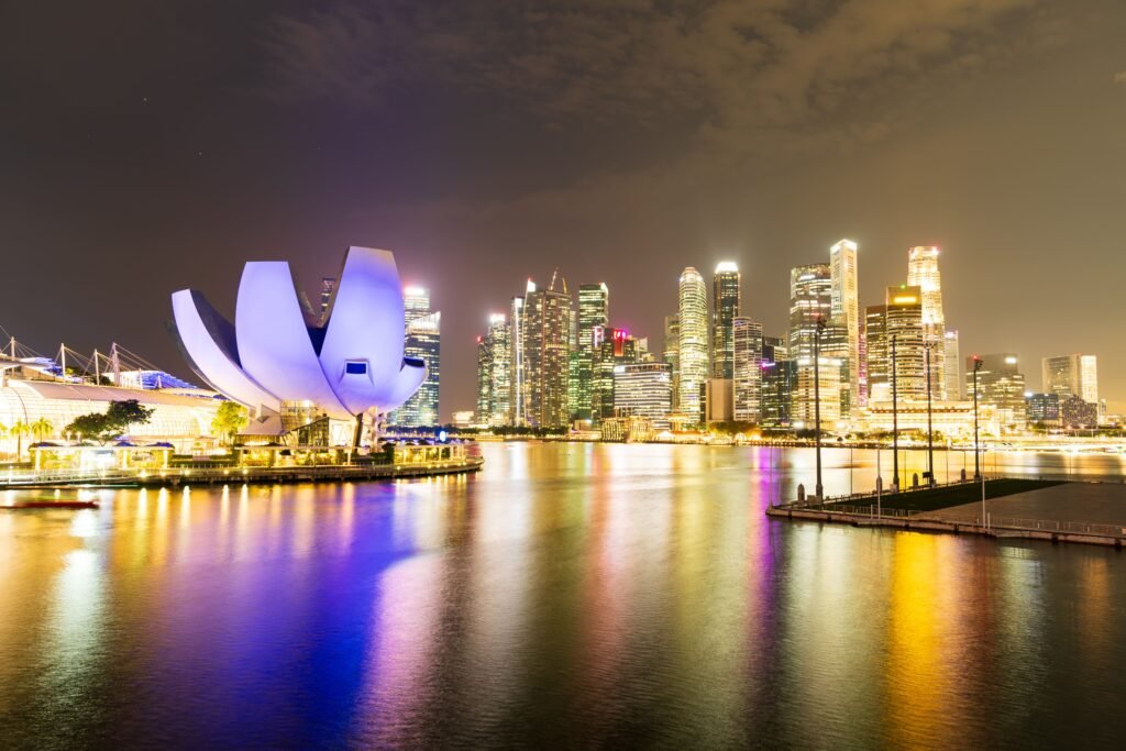 Marina Bay iluminada à noite em Singapura – GP de Singapura 2026 de Fórmula 1