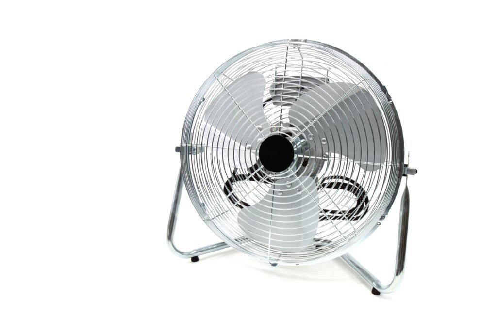 Ventilador de coluna em uma sala